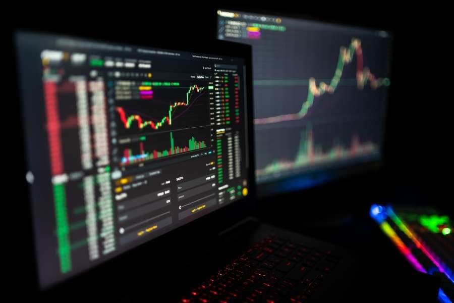 Un écran d'ordinateur affichant des graphiques boursiers complexes pour surveiller vos portefeuilles de cryptomonnaies.