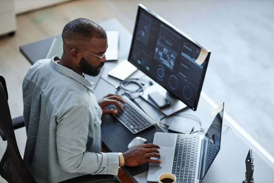 Un employé utilise un ordinateur portable pour intégrer l'intelligence artificielle dans une PME.