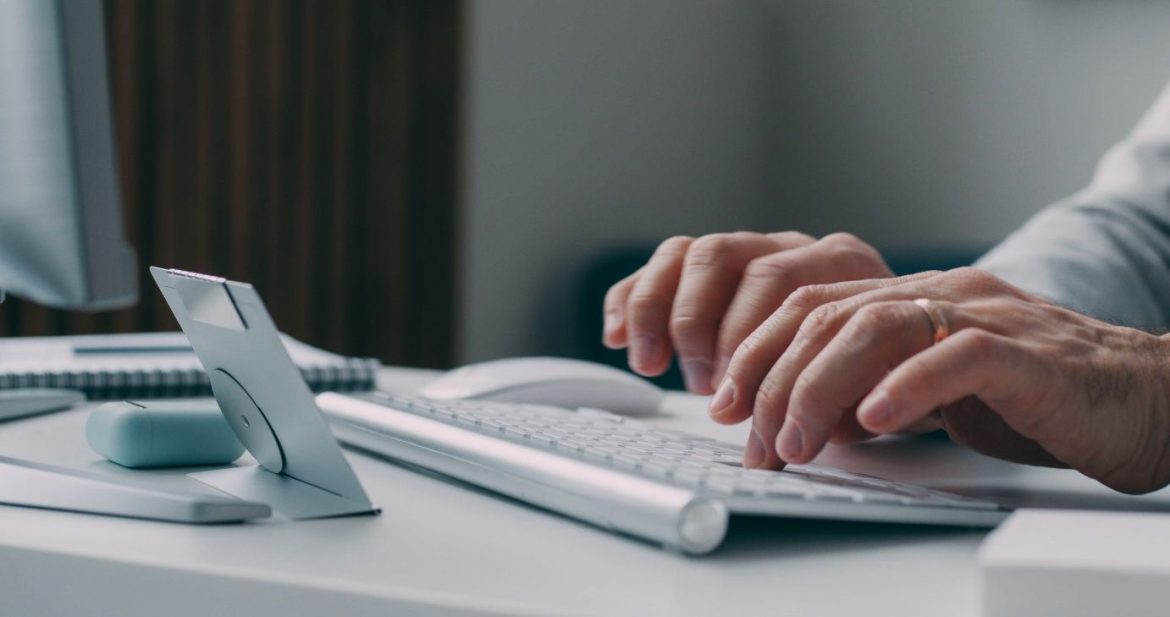 Les mains d'un développeur en train de taper sur un clavier d'ordinateur pour illustrer Le langage VBA et son utilité dans Excel.